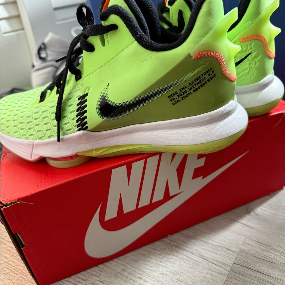Nike Men's LEBRON WITNESS 5 grinch green lime basketballAthletic Shoes - Picture 2 of 8